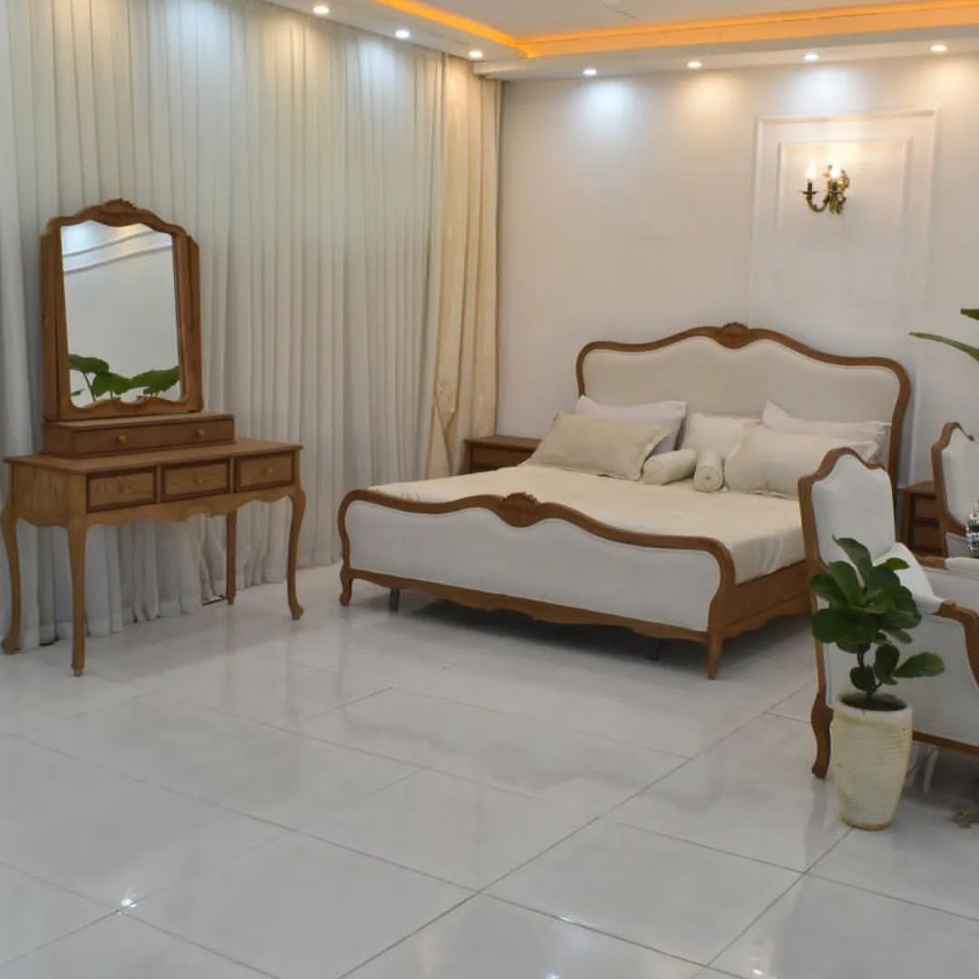 سرویس خواب دو نفره مدل کویین با آینه کنسول و پاتختی